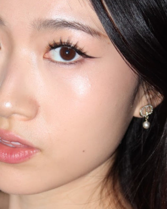 Model wearing Glowie Bambi magnetic lashes